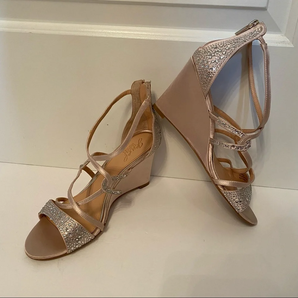 BADGLEY MISCHKA JEWEL SHOES WEDGE TAN FABRIC SATIN CRYSTALS STRAPPY Size 8